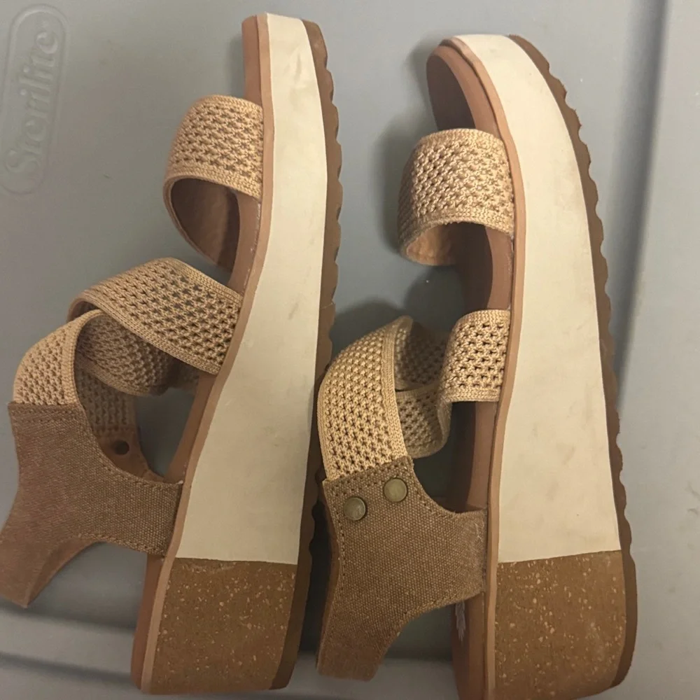 Yellow Box Beige Textured Sandals - Picture 2 of 2